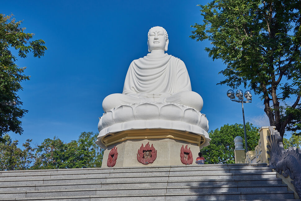 Нячанг. Пагода Лонг Шон. Будда, сидящий на лотосе