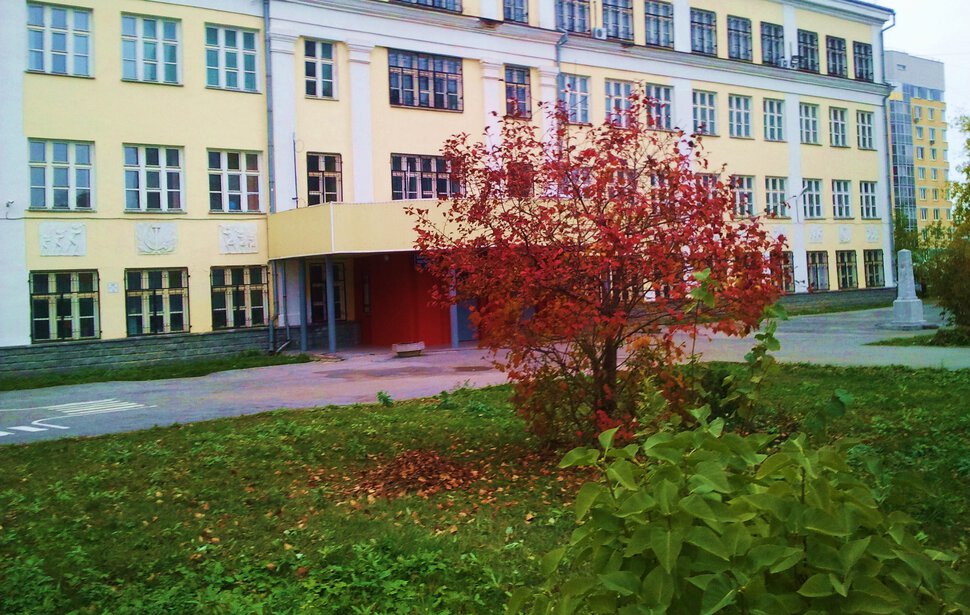Осень у уралмашевской школы