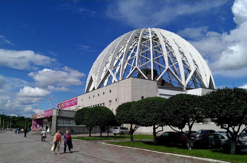 По проспекту