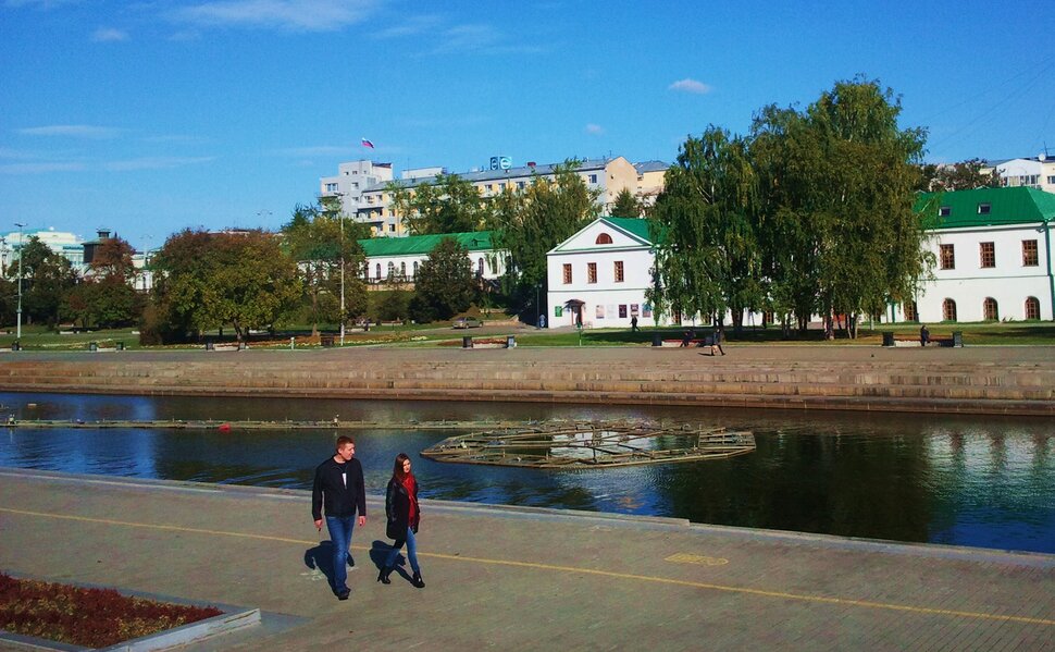 В сквере у реки