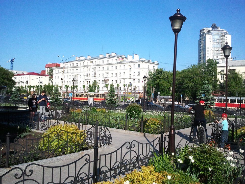 По шумному проспекту