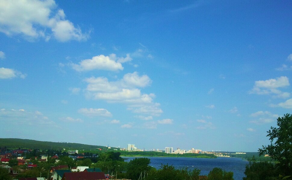 С горки у реки