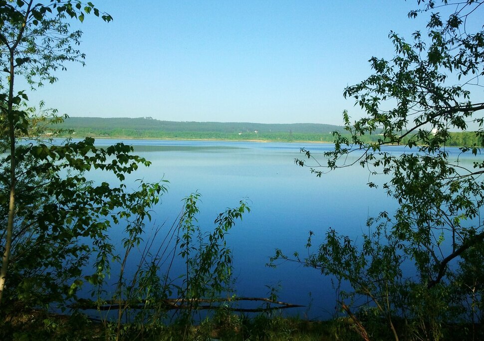 У реки
