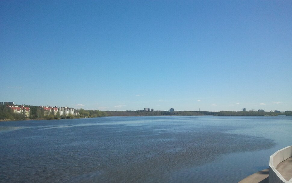У реки