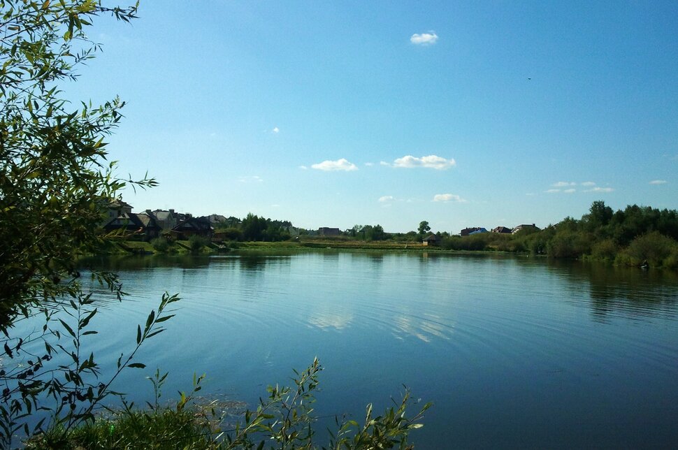 У реки