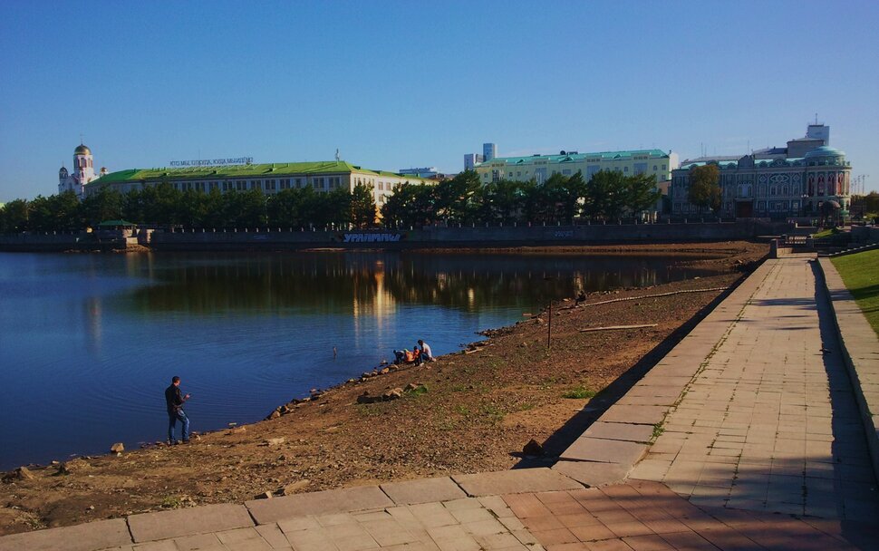 У городского пруда