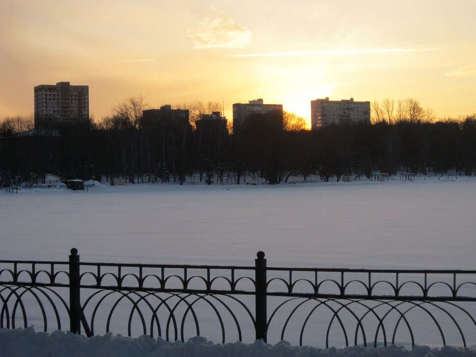 Февраль. Восходит солнце