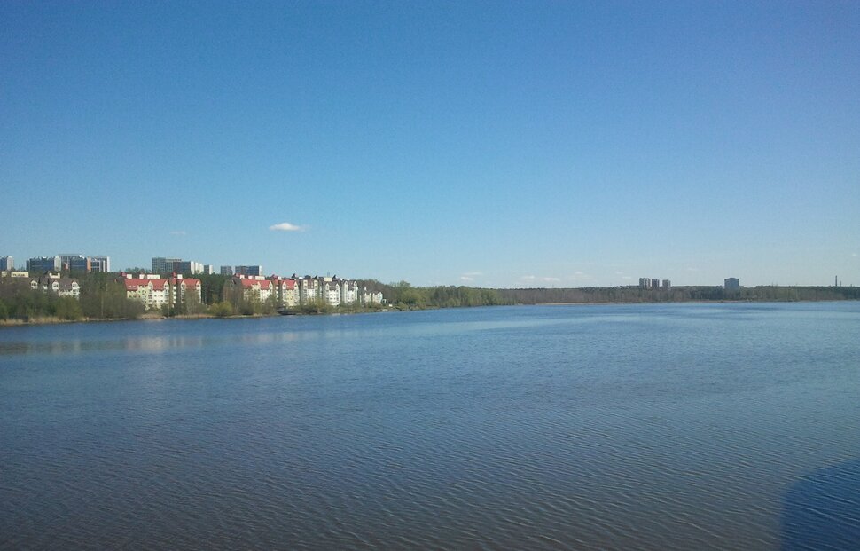У реки