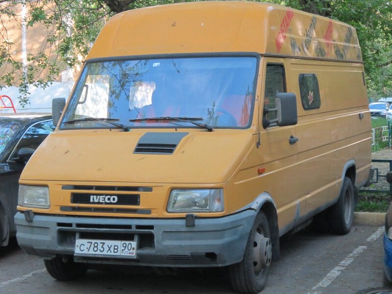 Жёлтый фургон Iveco