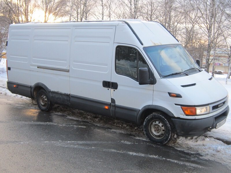 Белый фургон Iveco