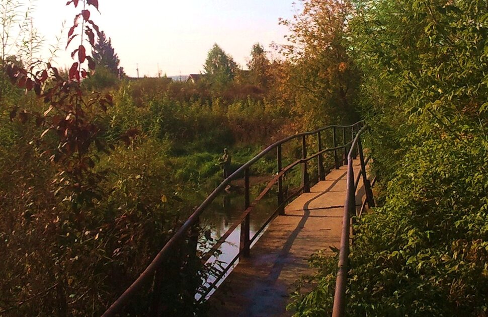 У реки