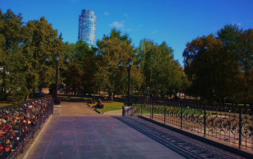 В парке по мостику