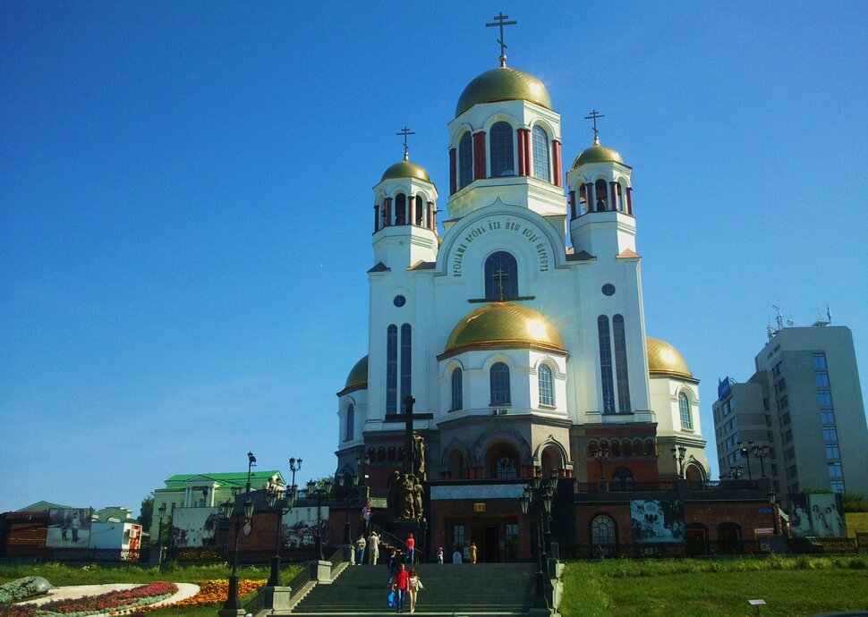 У храма