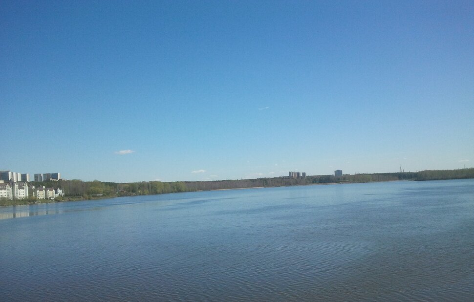 У реки