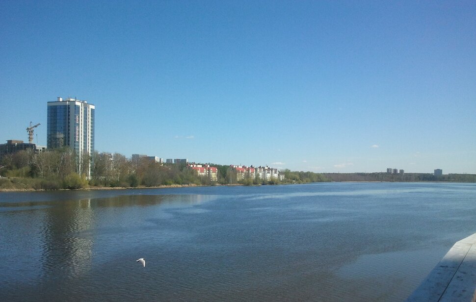 У реки
