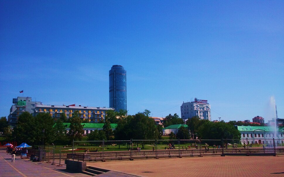В просторном сквере