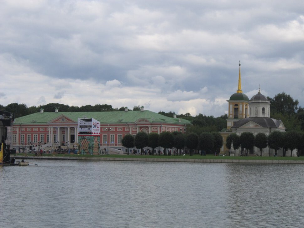 Кусково. Вид на церковь и дворец