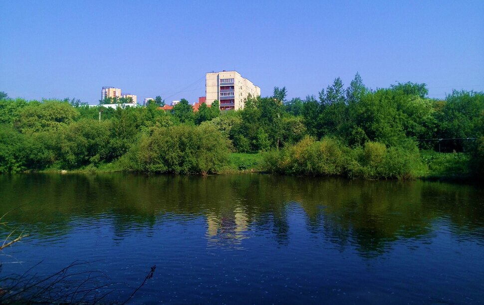 У реки