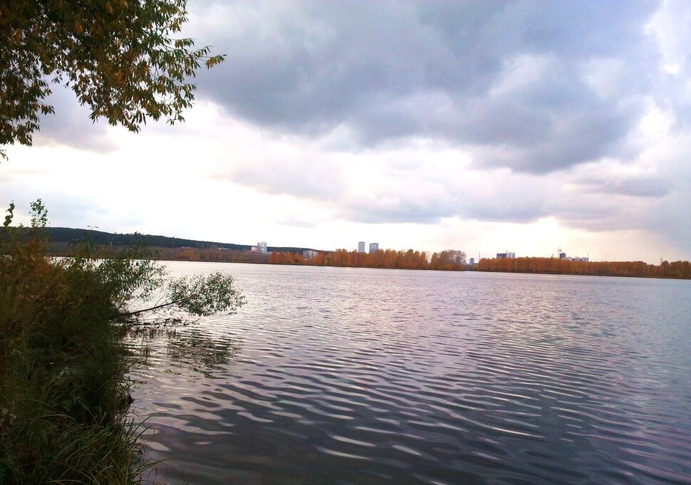 У реки