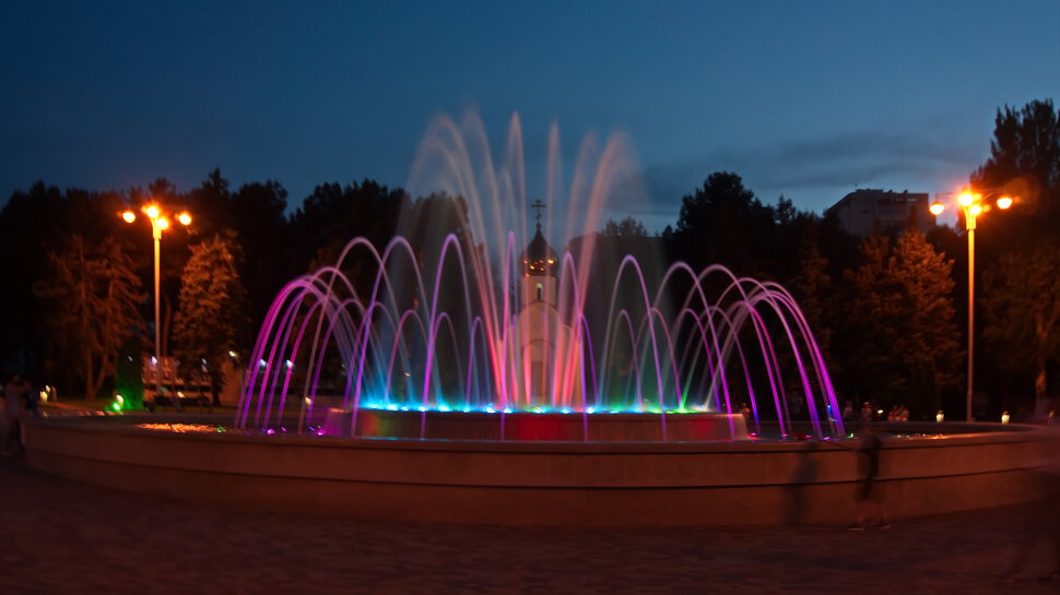Цветной и музыкальный фонтан у администрации города