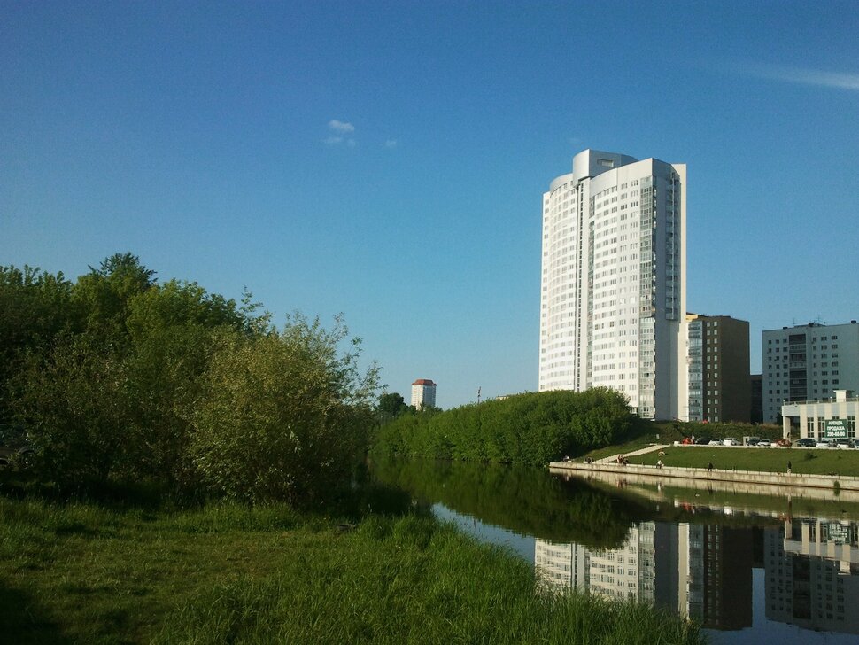 У реки