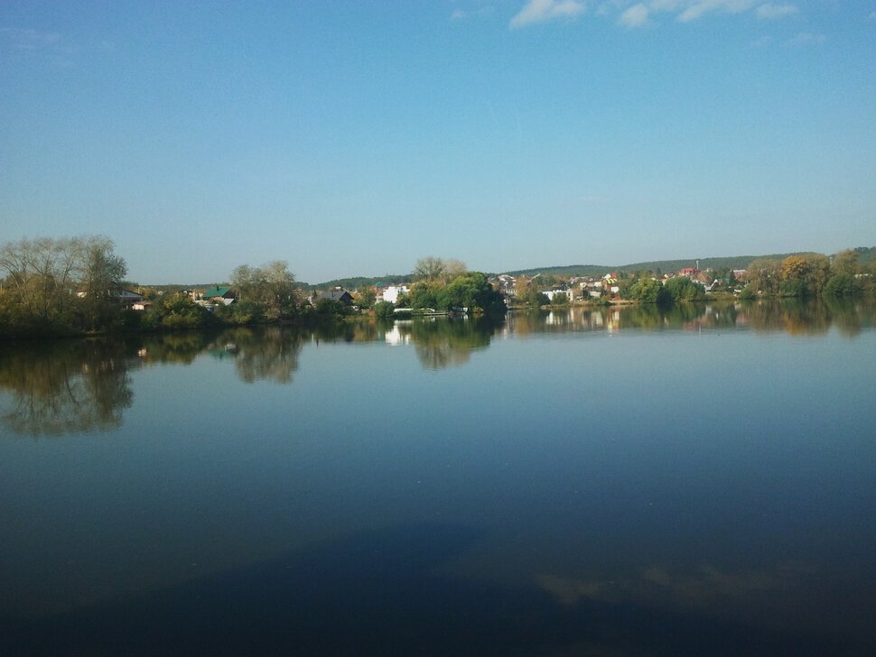 У реки