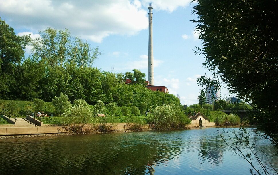У реки