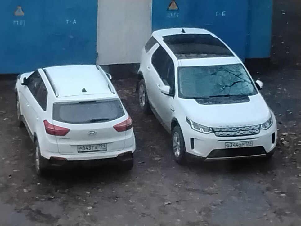 Два белых авто