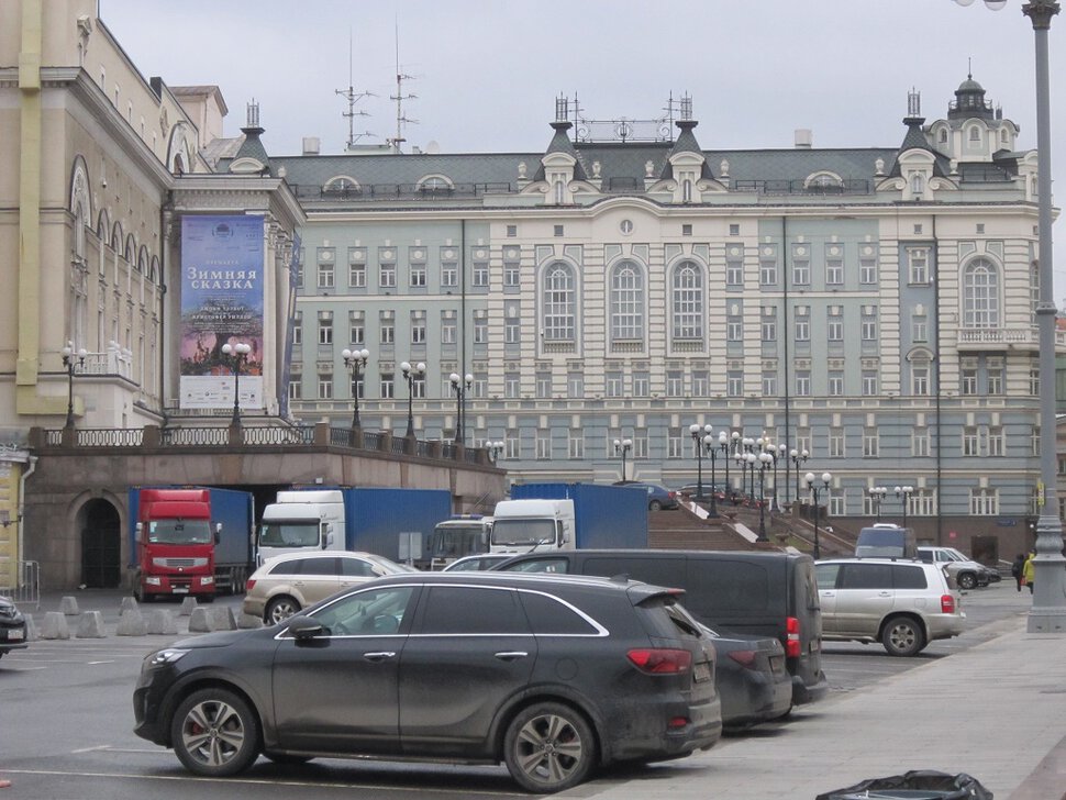 На Театральной площади