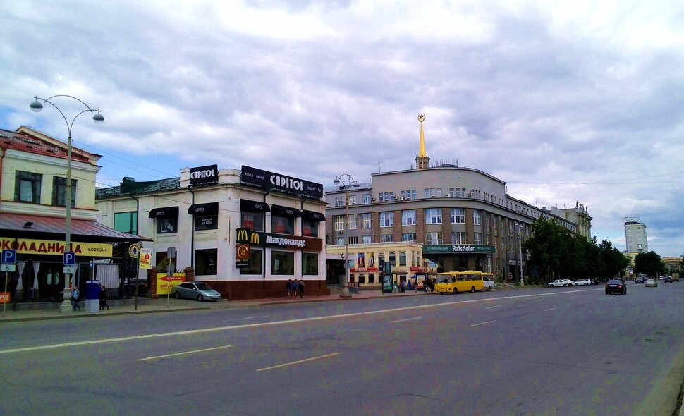 По проспекту