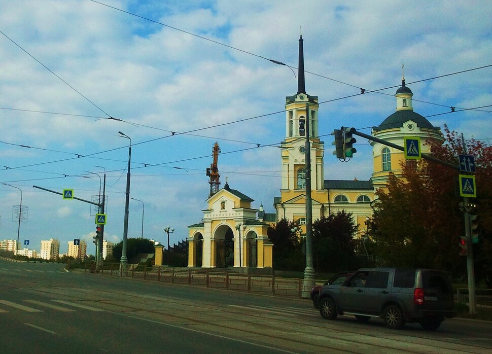 У храма