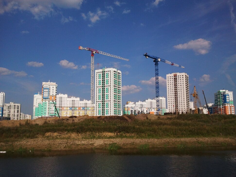 У реки