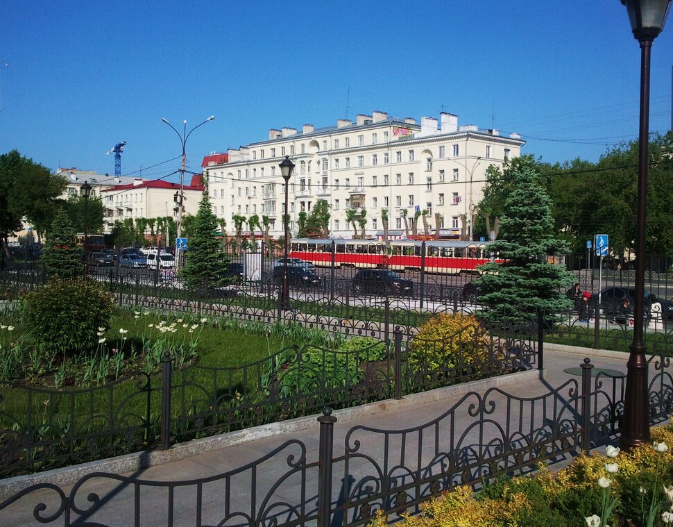 По проспекту