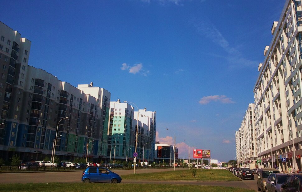 По широкому проспекту