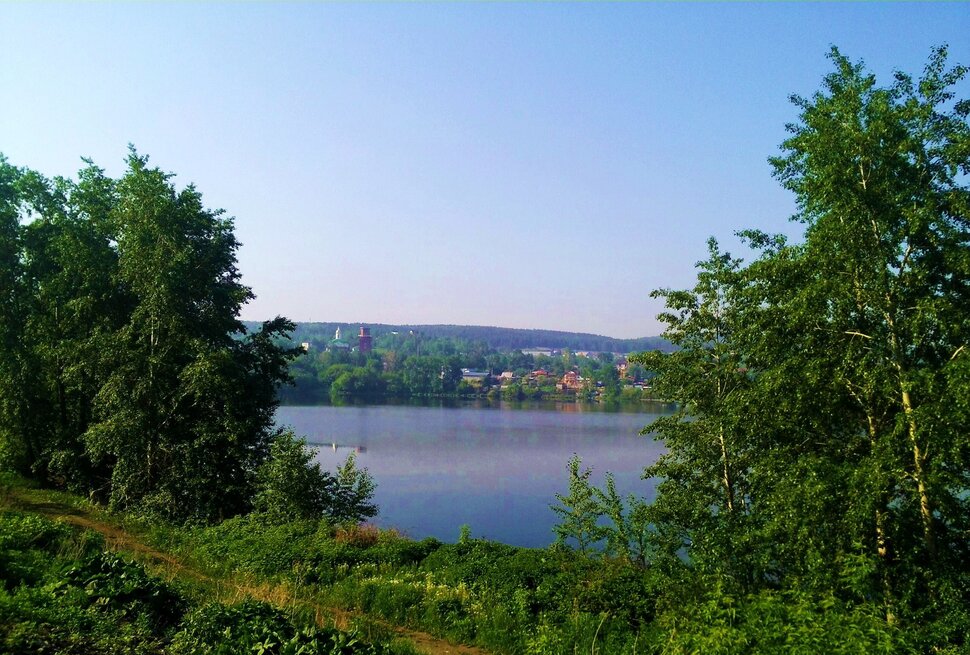 В июне у реки