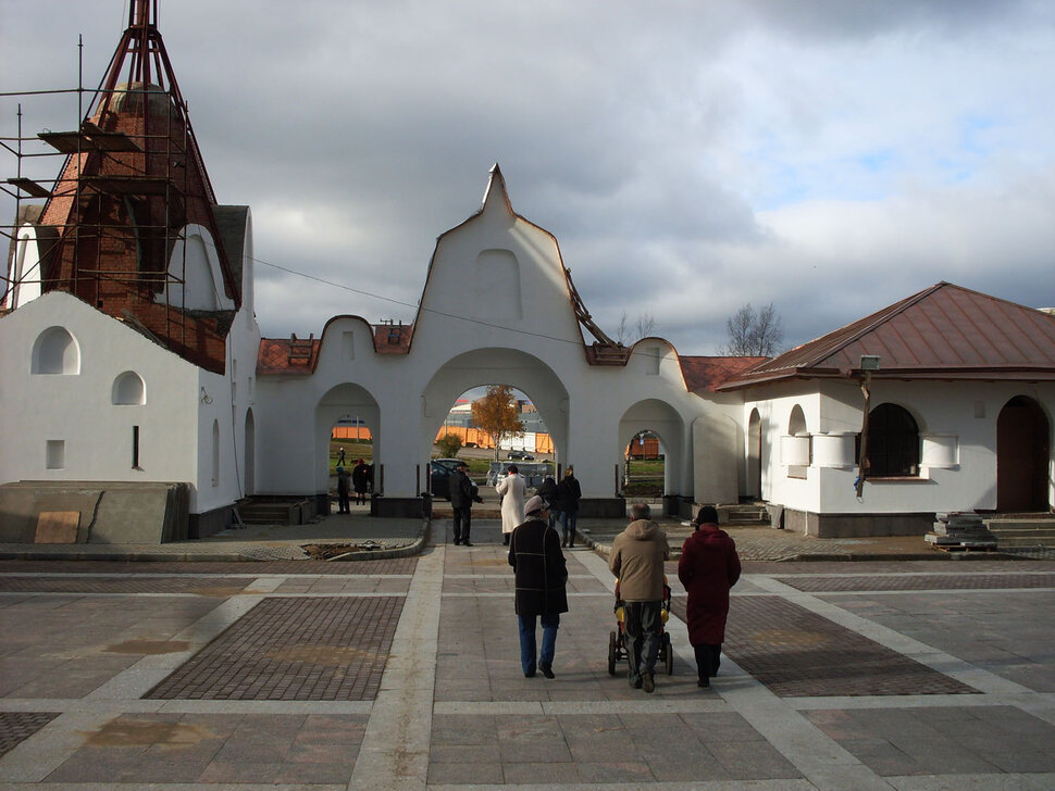 Дворик нового храма в Весёлом Посёлке Питера