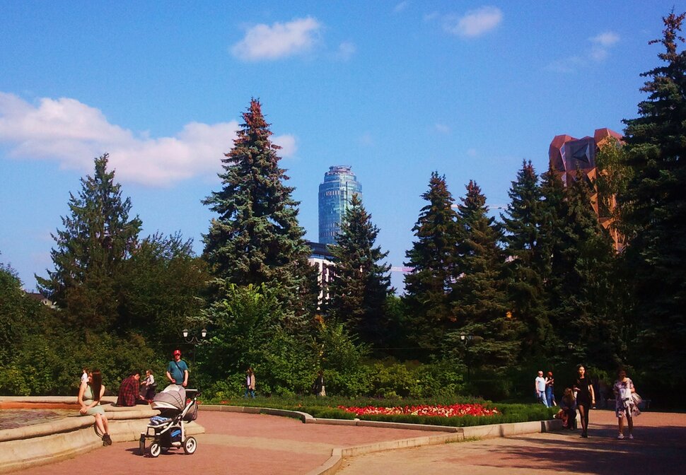 Август