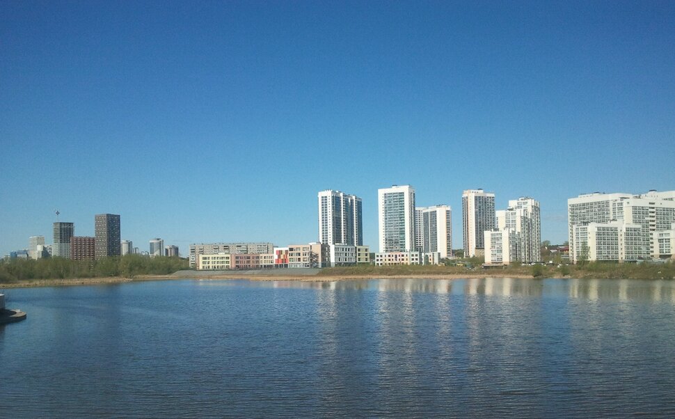 У реки