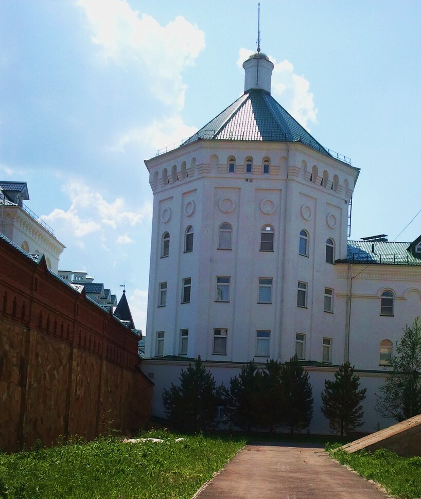 У монастыря