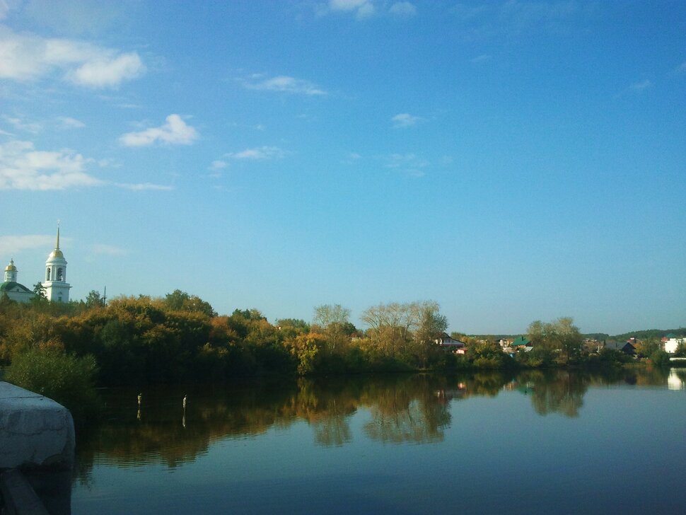 У реки