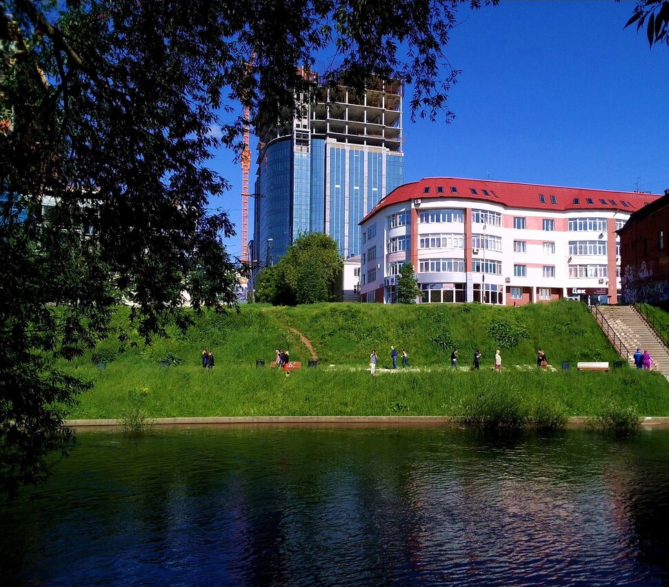 У реки