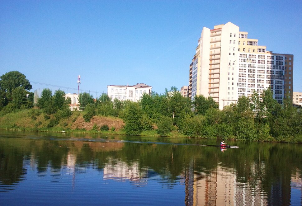 У реки
