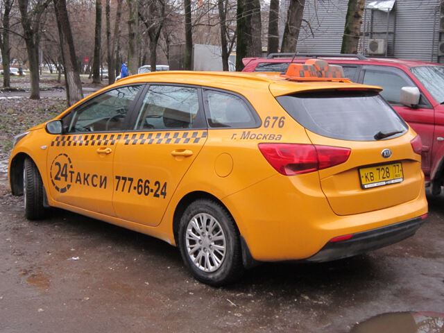 Желтая КИА - московское такси