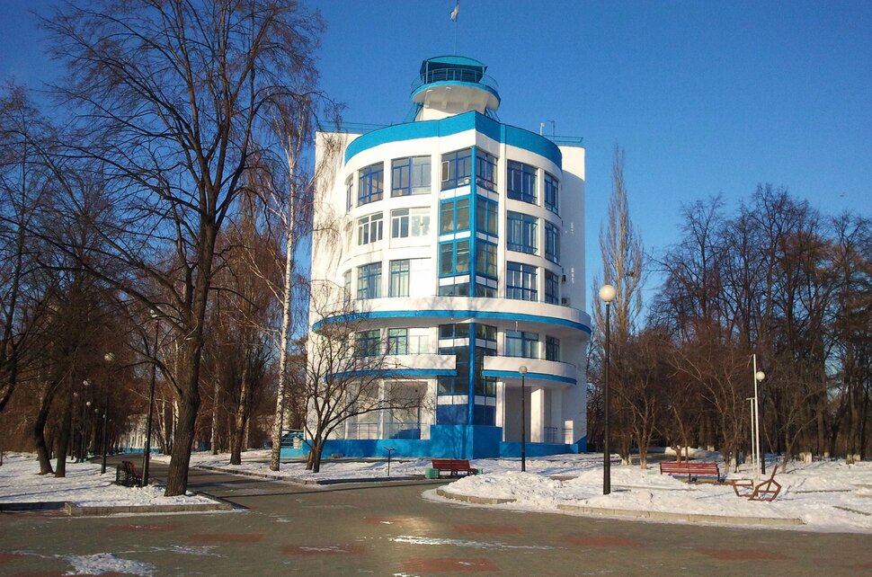 У домика