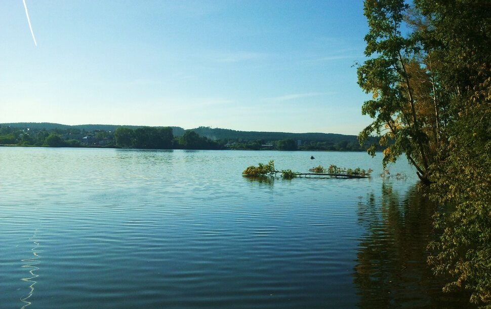 У реки