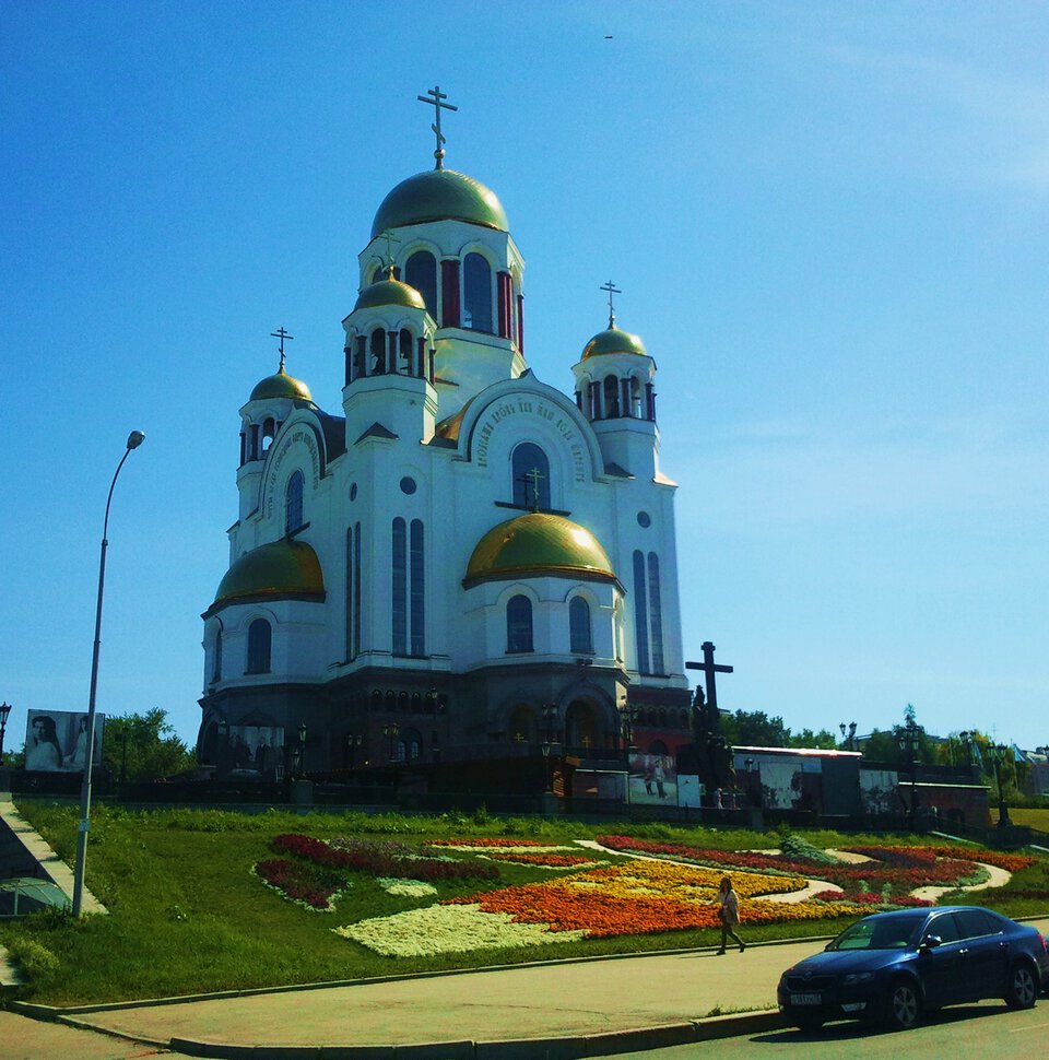 У храма
