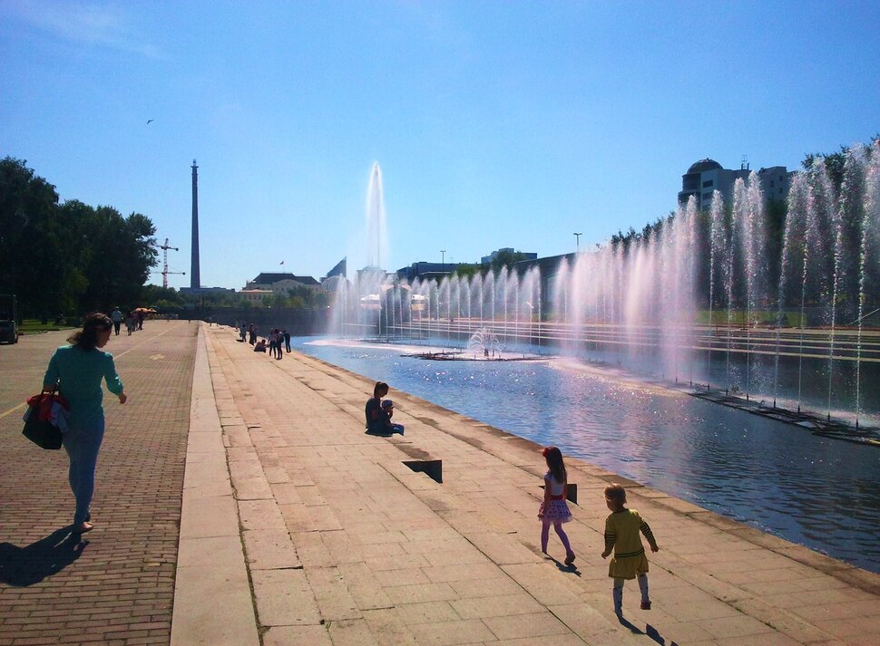 У реки