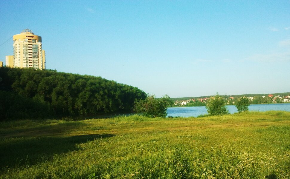 У реки