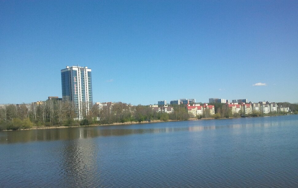 У реки