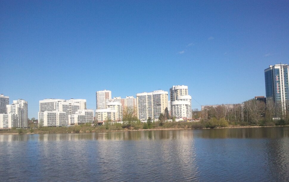 У реки